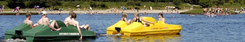 Tretboote auf dem Badesee Großsander in Uplengen
